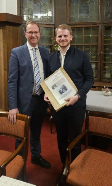 tl_files/gifs/vorstand/Ueberreichung Fotos Wilhelm Kluessendorf_.JPG